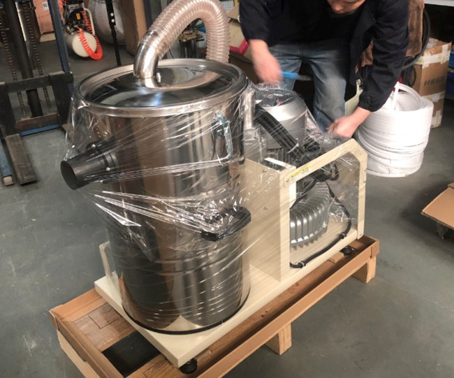 出廠檢測(cè)：工業(yè)吸塵器正在進(jìn)行出廠前檢測(cè)及包裝