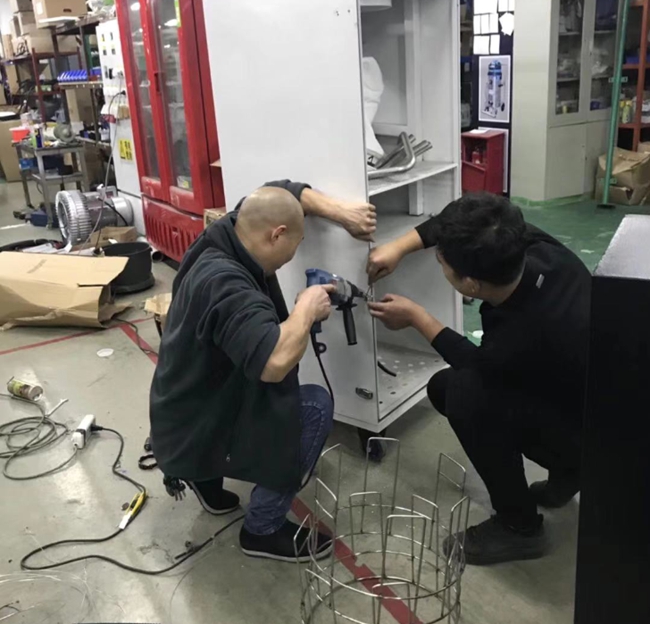 工廠生產(chǎn)車(chē)間：工人正在組裝大口徑工業(yè)吸塵器